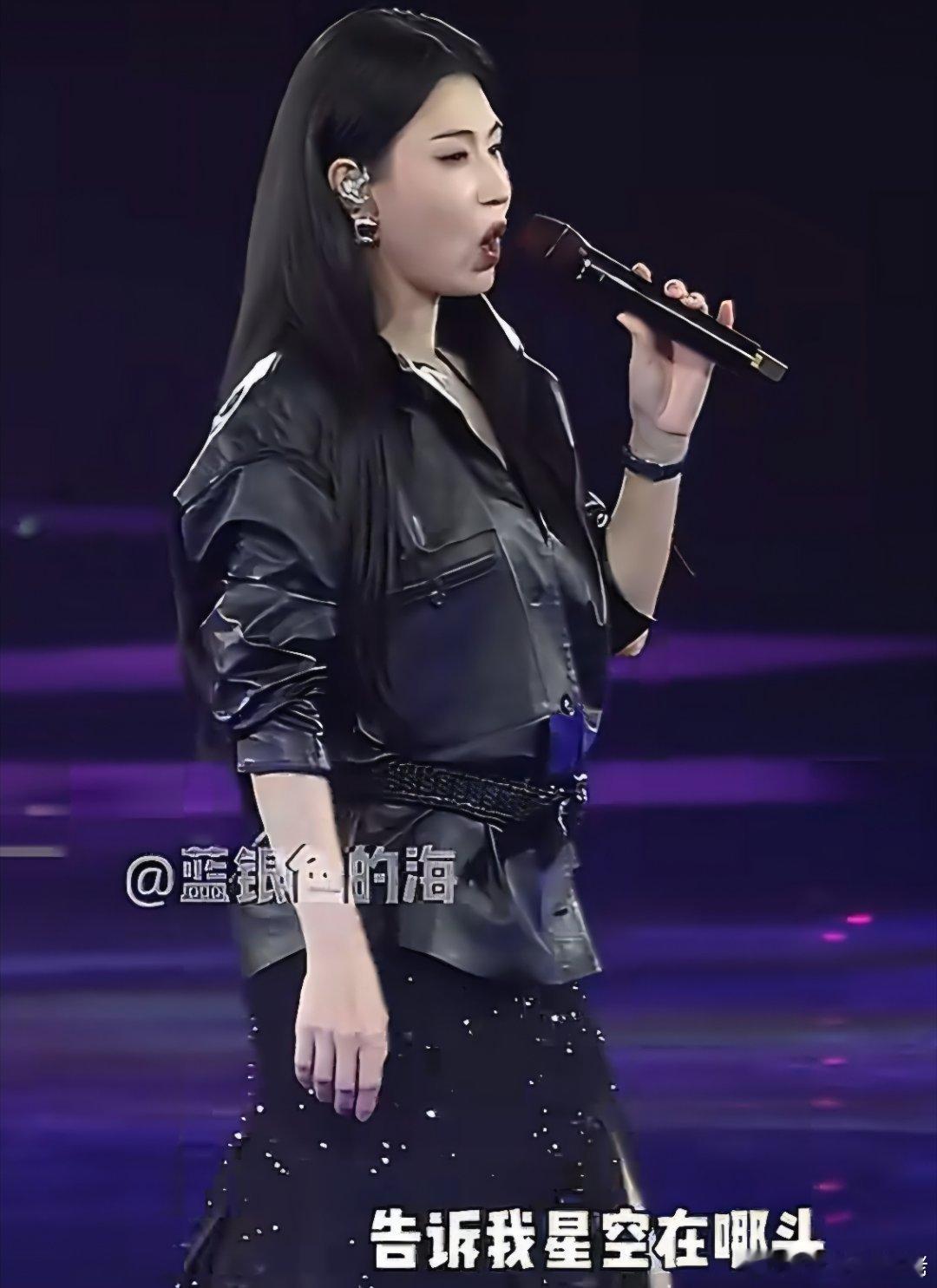 张柏芝商演生图  你也不能说她难看了，但是真的馒了，张柏芝年轻时的骨相多好啊，现