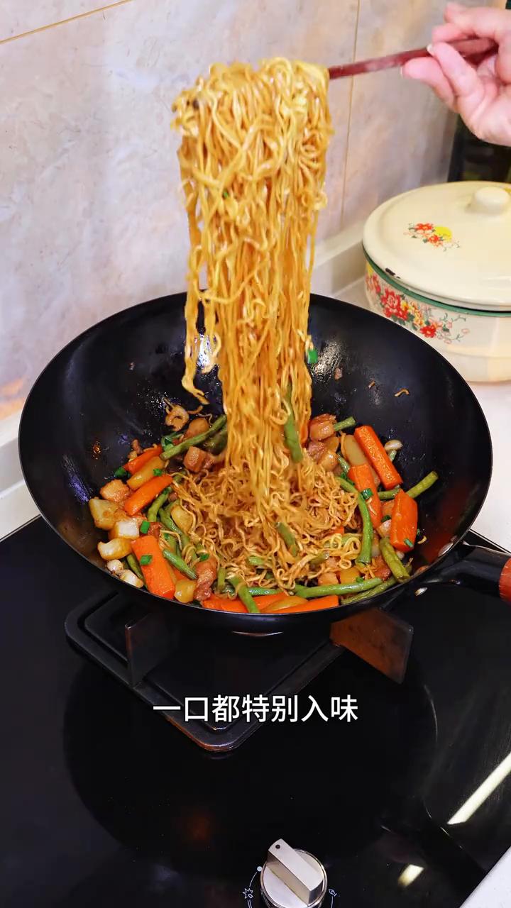 自从最近迷上了面条的做法，我家的面饼都不够吃了，裹满酱汁的面条每一口都特别入味。