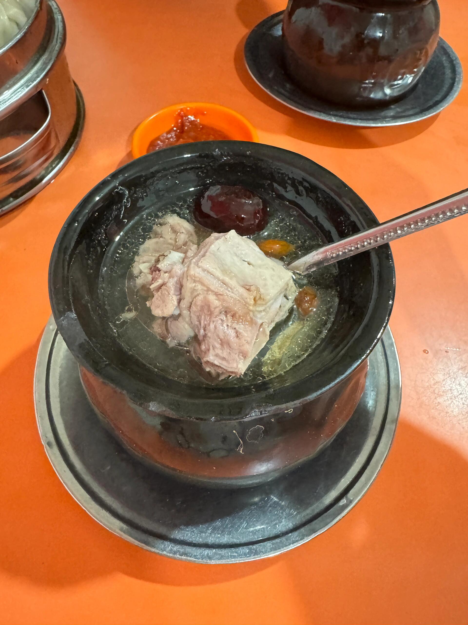 身边的年味 江西南昌的瓦罐汤是一道极具地方特色的小吃。它是利用煨汤的方式制作而成