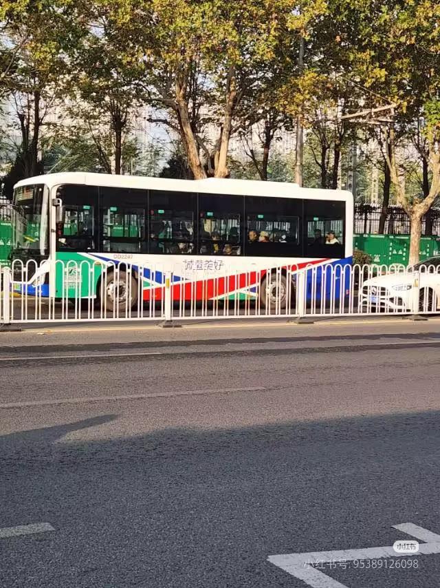 青岛公交车亲情服务''五个我等你''很受欢迎
青岛公交司机实行的''五个我等你'