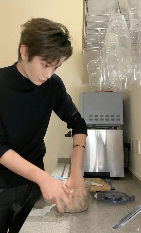 继许光汉之后又一人夫感爆棚的艺人，友情客串的戏份，还一边直播做芦笋馄饨，一边陪大
