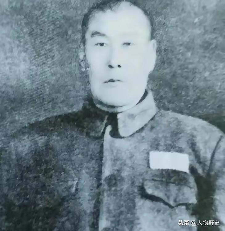 1937年，​​撤退的路上没人说话。王均抱着女儿的尸体，眼泪流干了，眼睛直勾勾盯