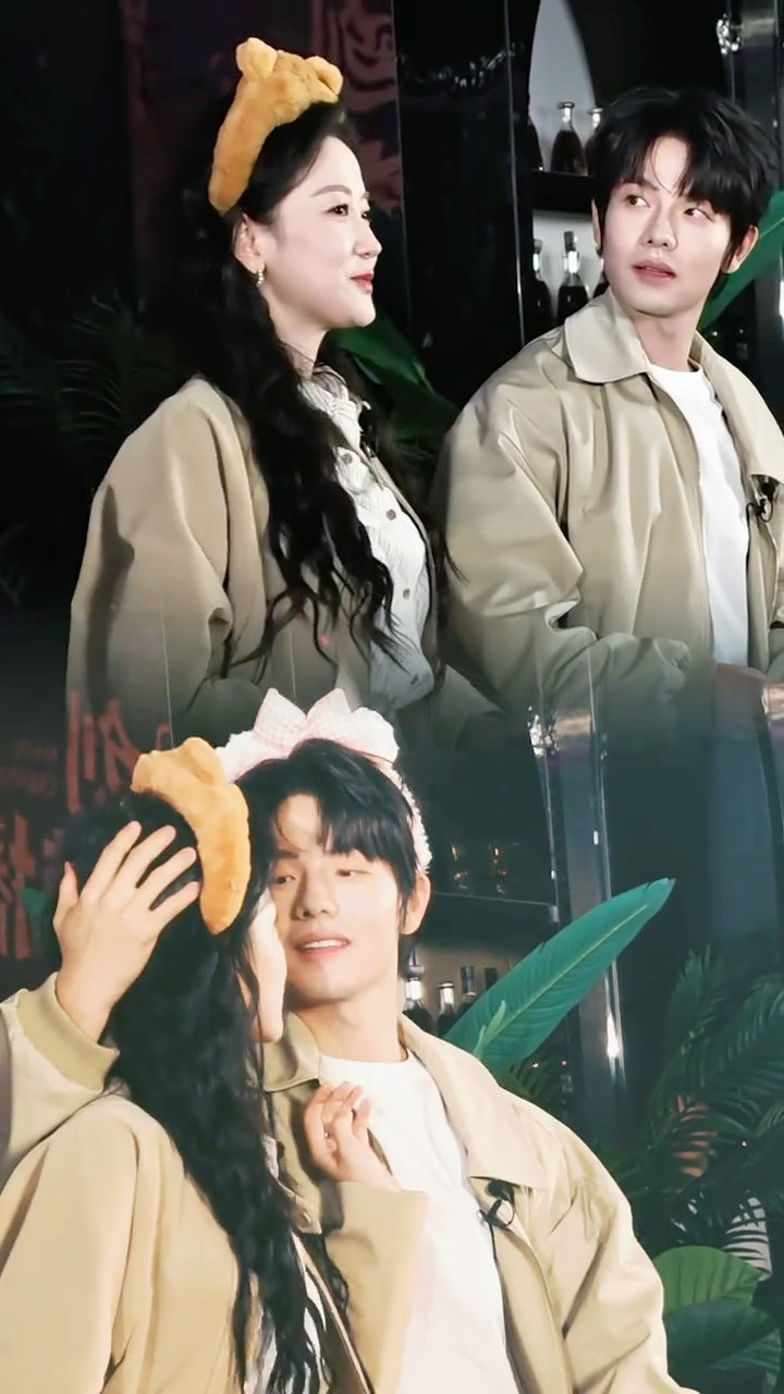 曾辉偷瞄韩雨彤曾辉这波偷瞄是顶级饭撒吧！明明在认真对戏，视线却总被雨彤吸引，被发