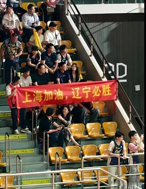 辽宁男篮附加赛出局后，辽宁球迷都去哪了？
1、支持上海队的占60%，因为上海有冠