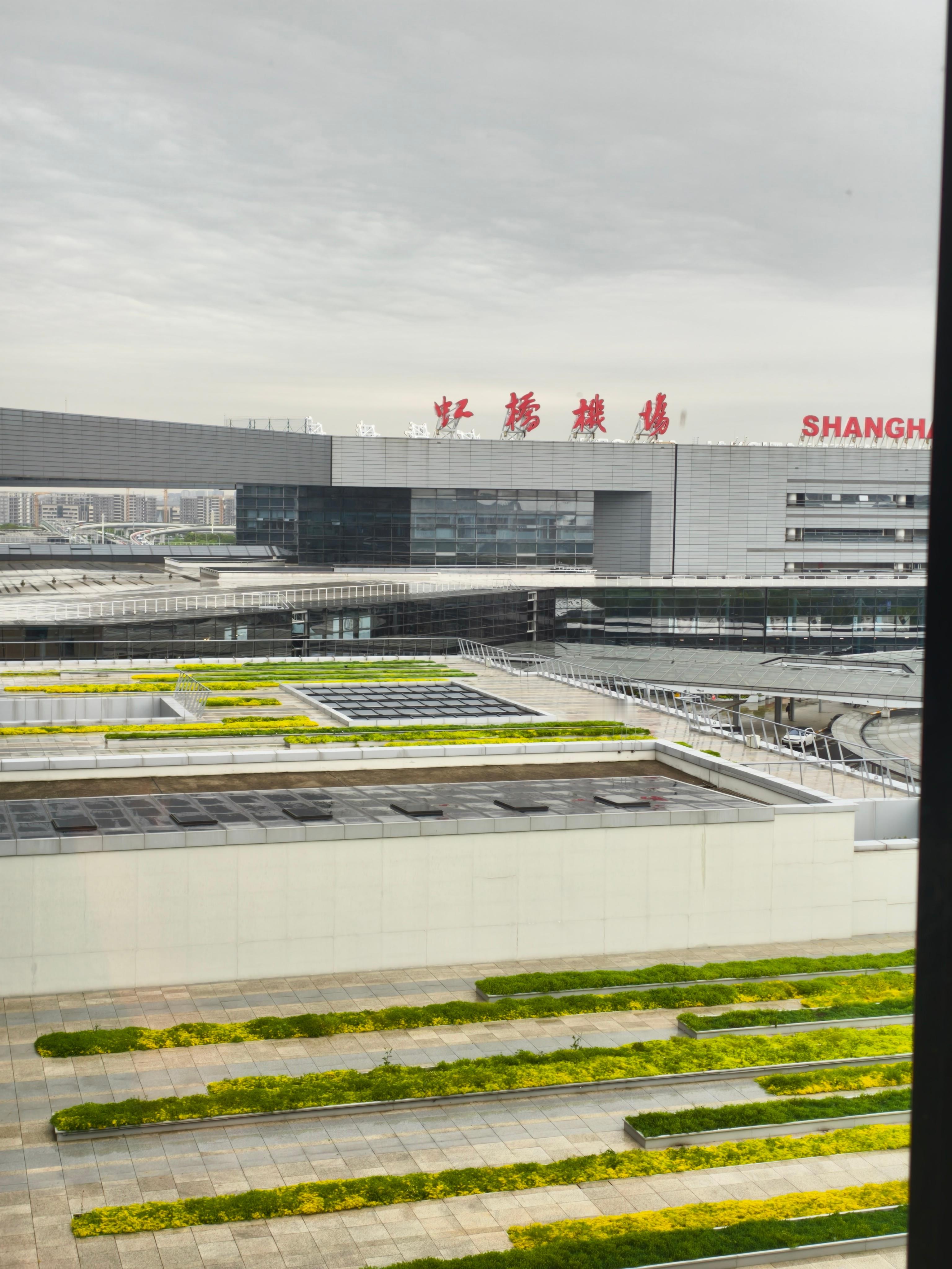 走得太急，把充电器忘上个酒店了，幸好现在的酒店有无线充电，床头柜跟桌子一体的无线