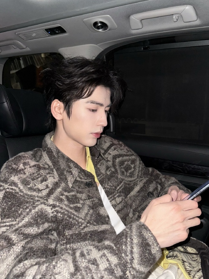 跟着张凌赫永远不会饿 