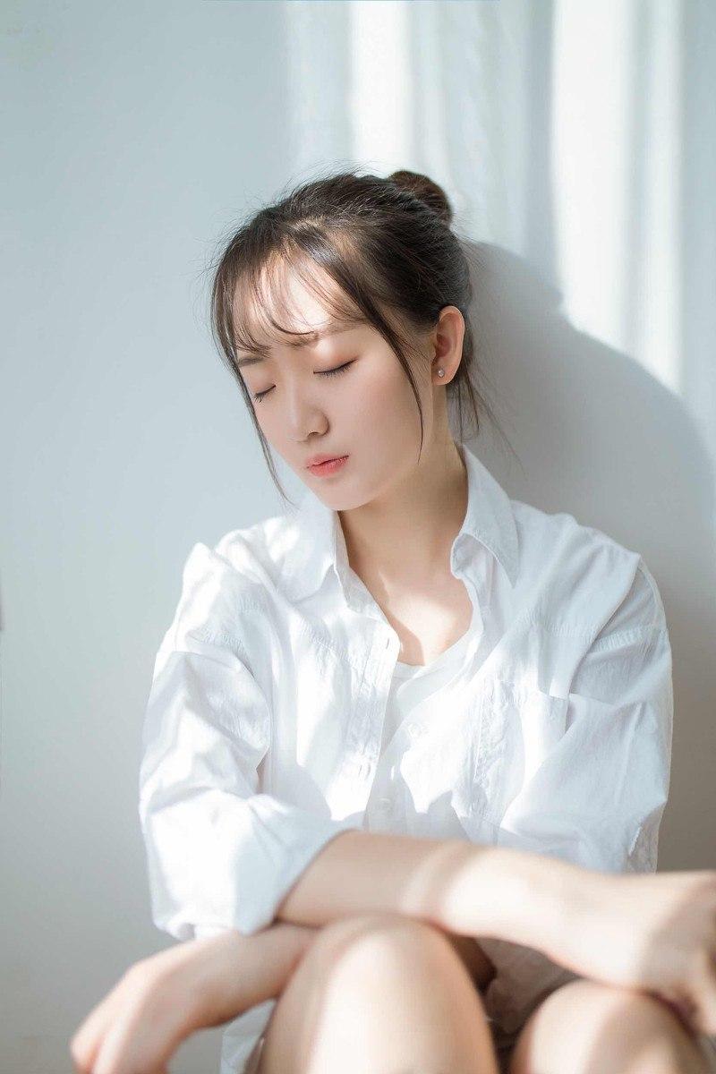 沉思的午后，阳光洒在窗边，静谧的时光。美少女 分享美少女美照 美少女的微笑