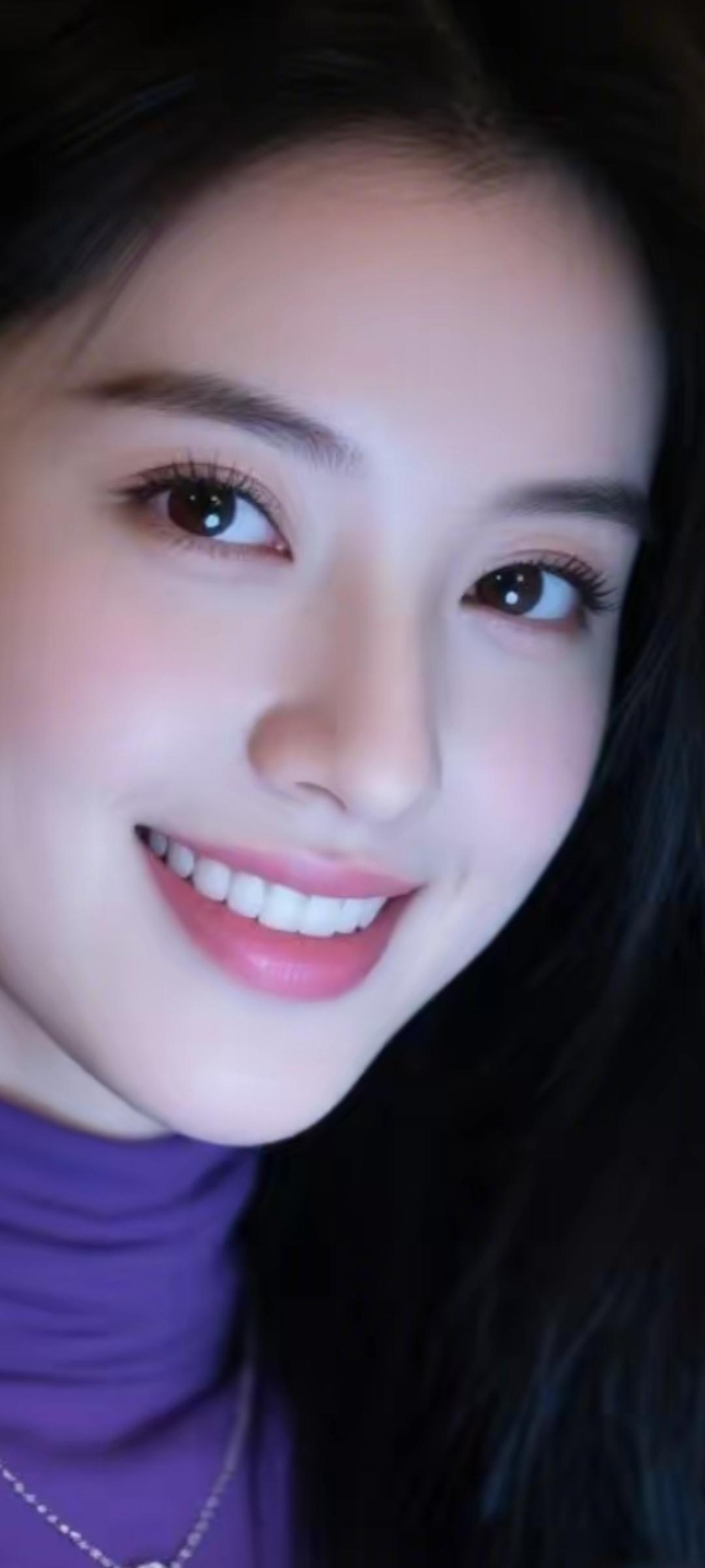 甜美笑容，紫色毛衣，温柔可人，元气满满！😊✨