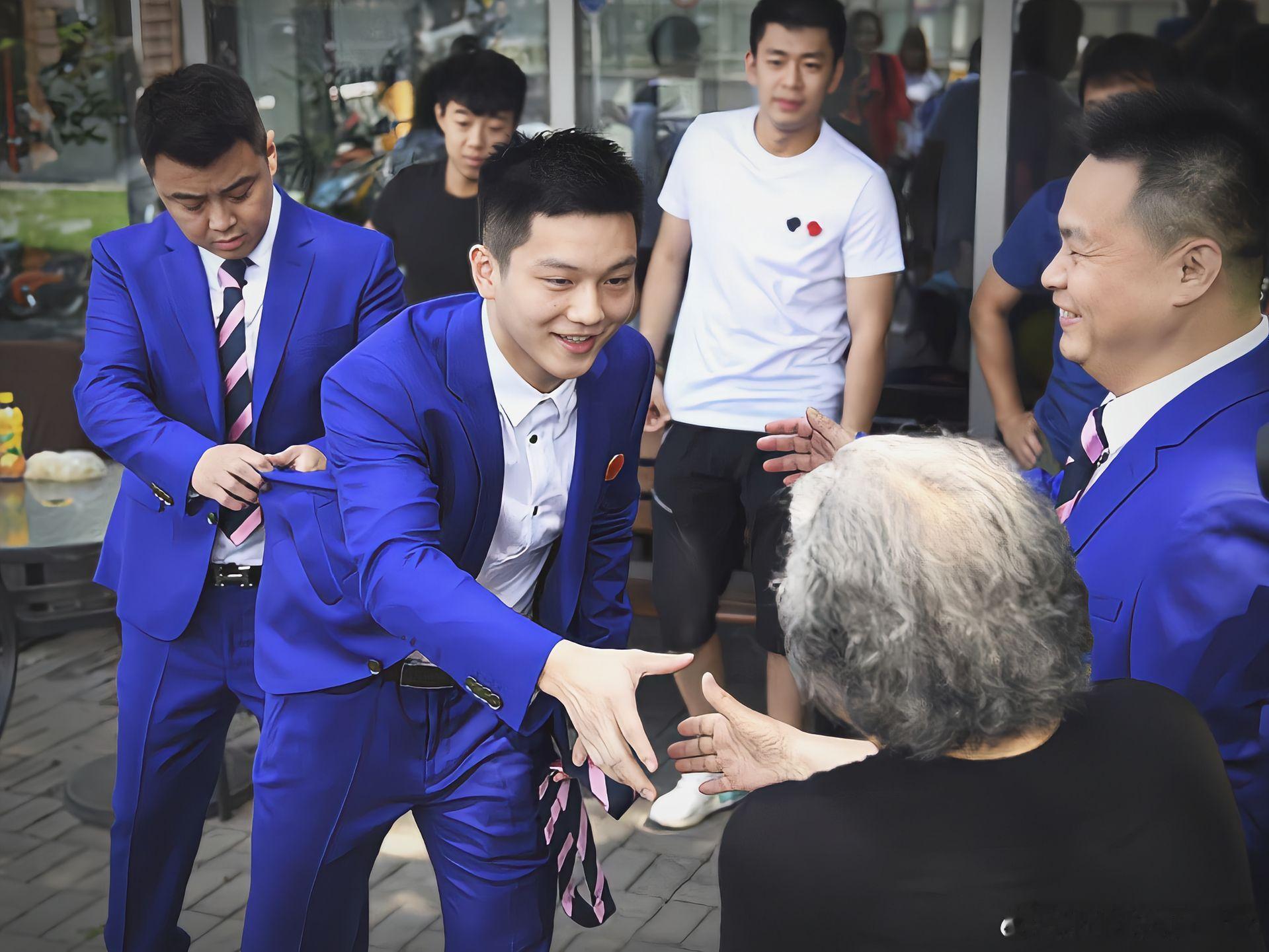 樊振东的俯身之美 