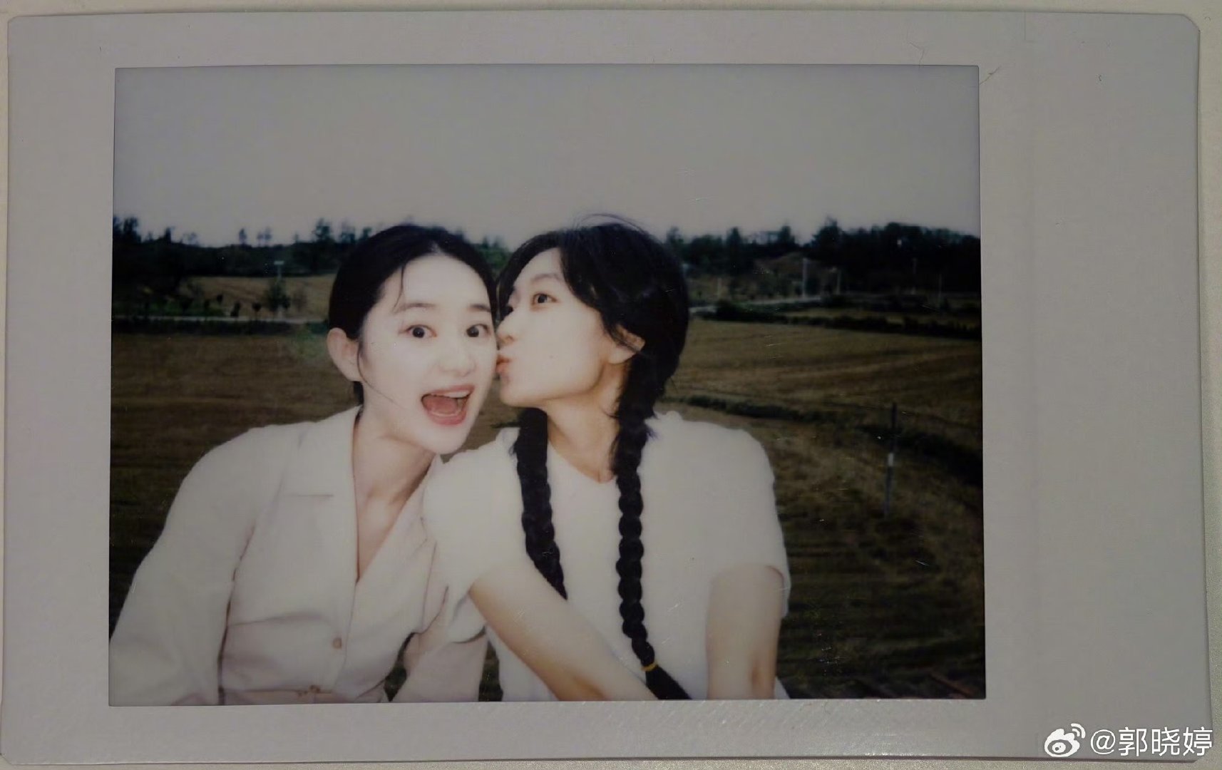 郭晓婷孙千拍立得郭晓婷孙千拍立得合照 超有爱的合照~ 娱乐