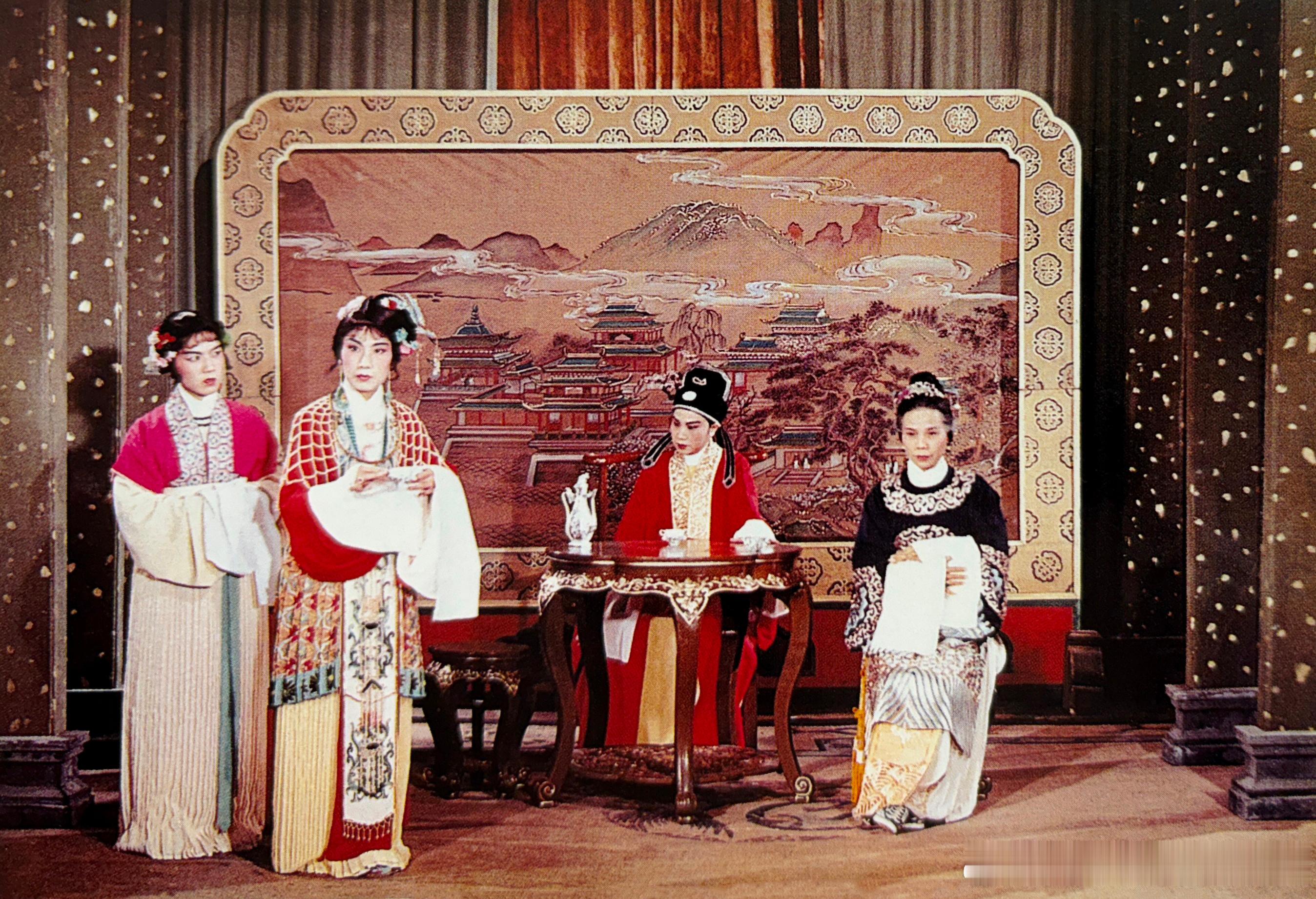 1955年越剧《西厢记》剧照，袁雪芬饰演崔莺莺，徐玉兰饰演张生，吕瑞英饰演红娘，