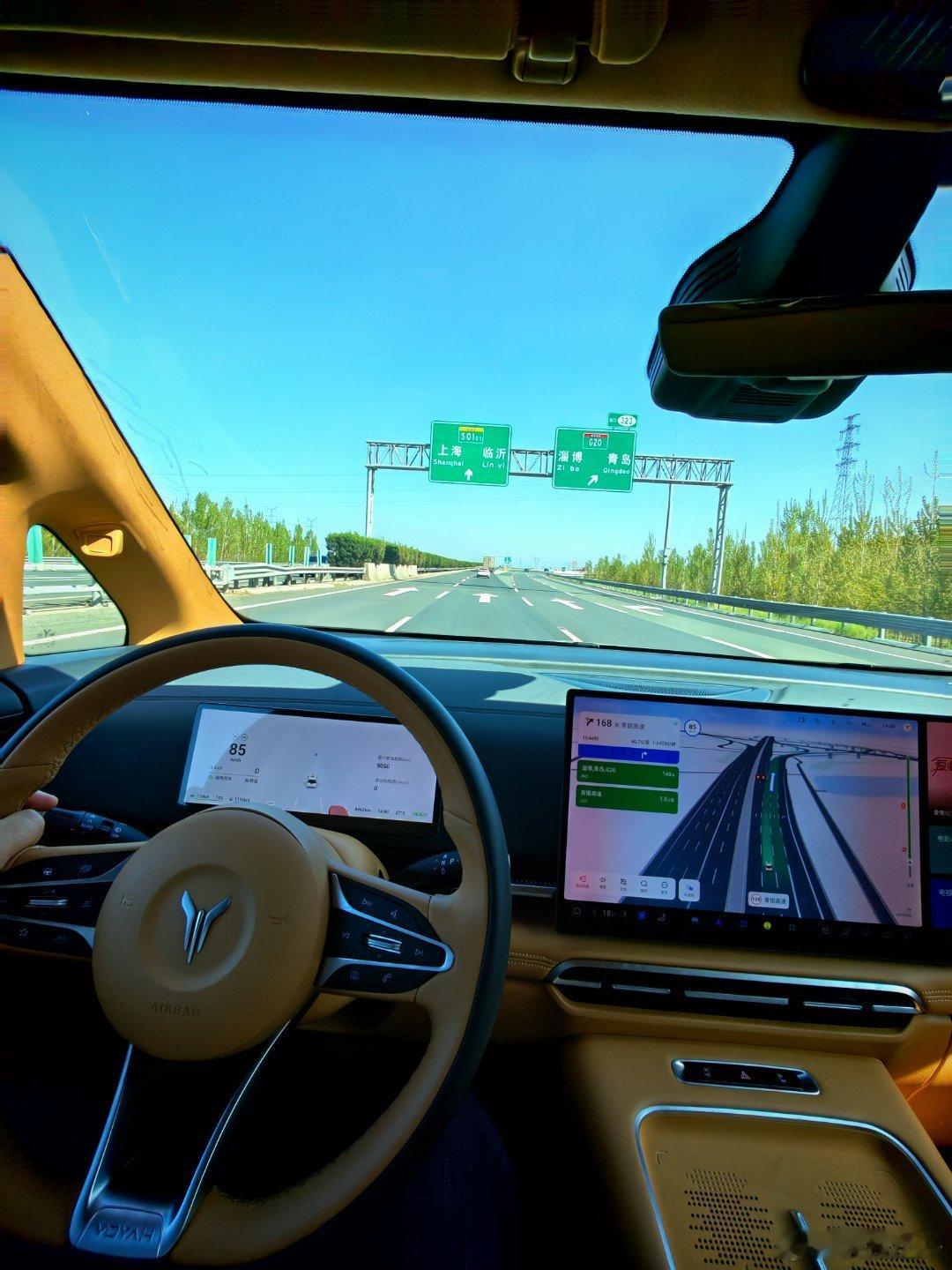 到济南，租了个岚图梦想家，2025款的。空间确实大，但可惜这一代入门款没有高阶智