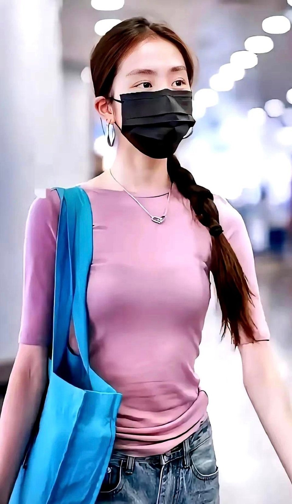 黄多多斜肩黑裙黄多多～～黄多多