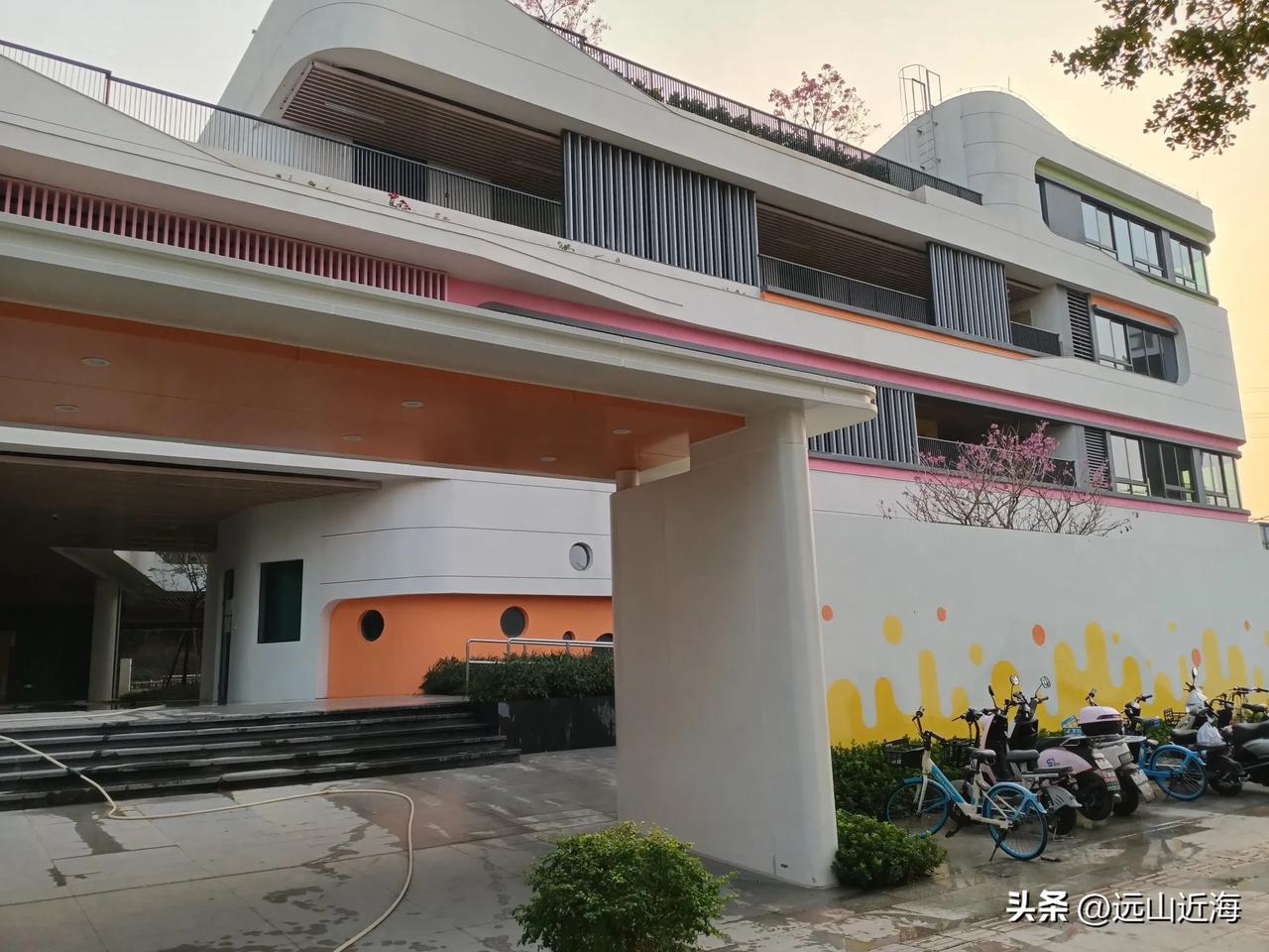 初见准儿媳妇，在某楼盘售楼部。不要以为儿媳妇贪财，她家条件不差，自带丰厚嫁妆。约