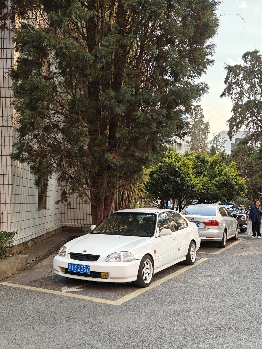 跟着老婆冒充大学生进来逛逛，食堂的菜挺好吃的[赞][doge]  ​​​