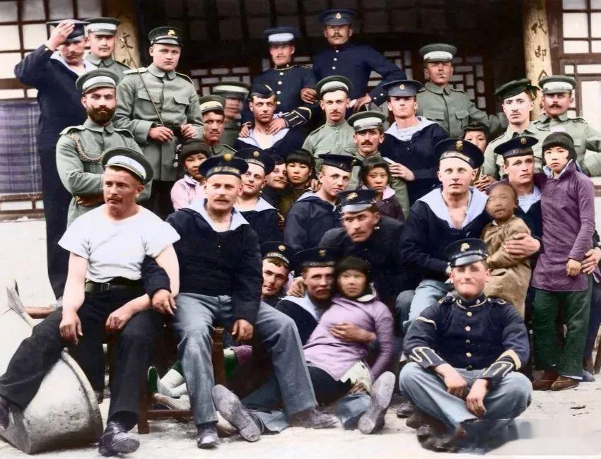 1900年，奥匈帝国的士兵搂抱着抢来的中国女孩并强迫她们合影，照片中这些女孩还非