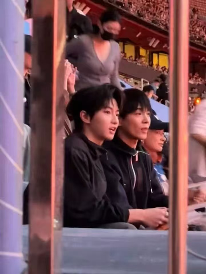 张杰演唱会偶遇穆祉丞网友在张杰演唱会偶遇了穆祉丞，这也太爽了吧！所以小穆难道就是