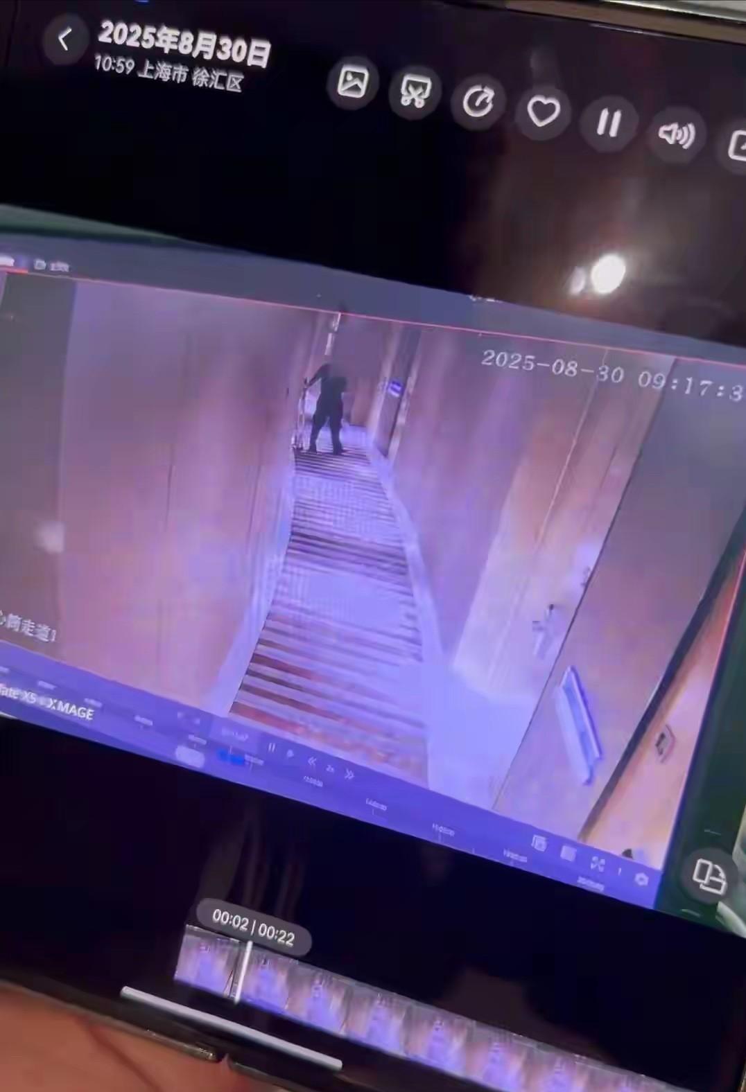 上海，女子花670元入住一家豪华型酒店的双床房，第二天早上，女子一丝不挂在被窝里