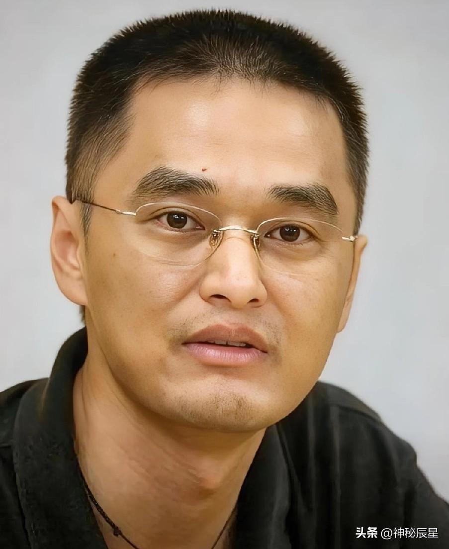 冯唐在《中》里说：“处职场人际关系，最好的态度是无所谓。”
有同事不叫你去吃饭，
