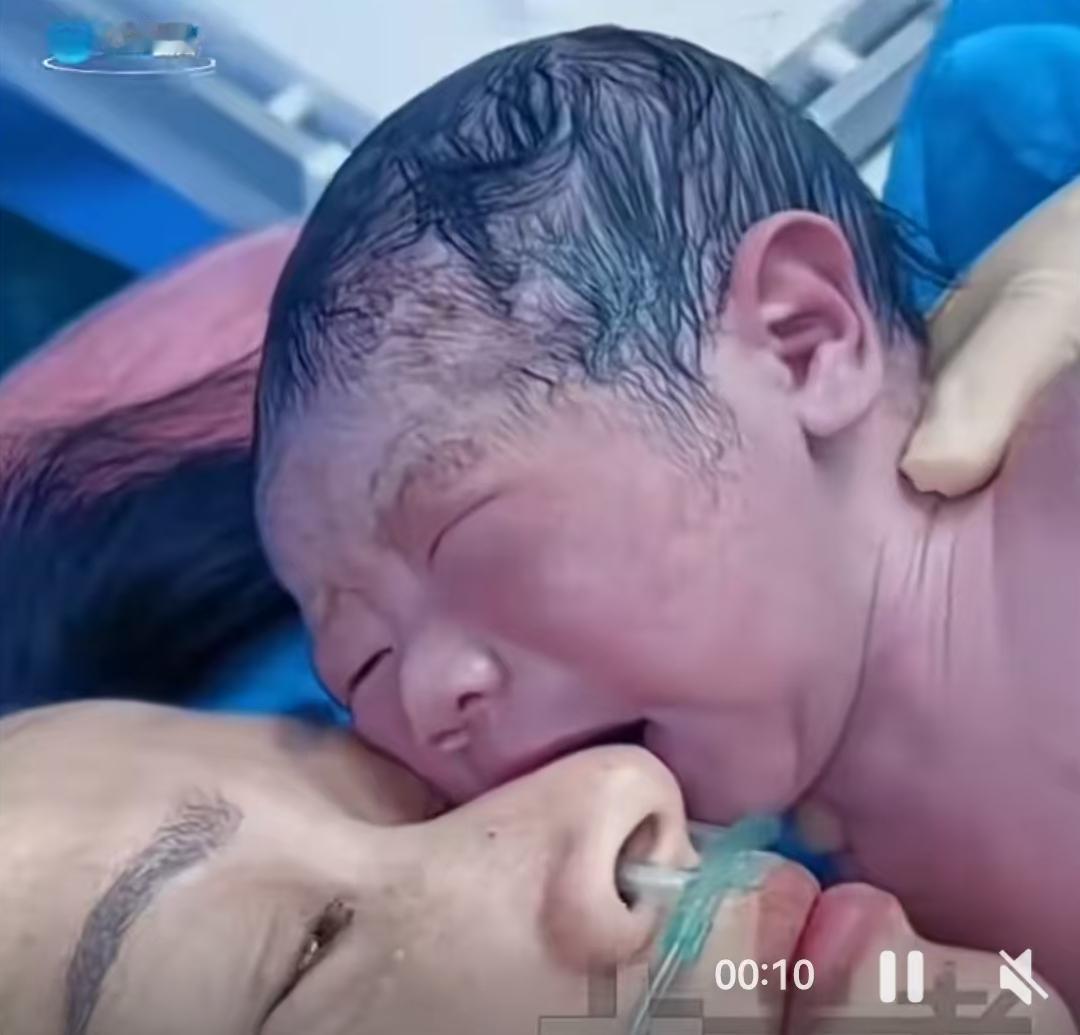 在山东的一间产房里，空气里弥漫着新生命特有的气息。近日，一段记录下感人瞬间的视频