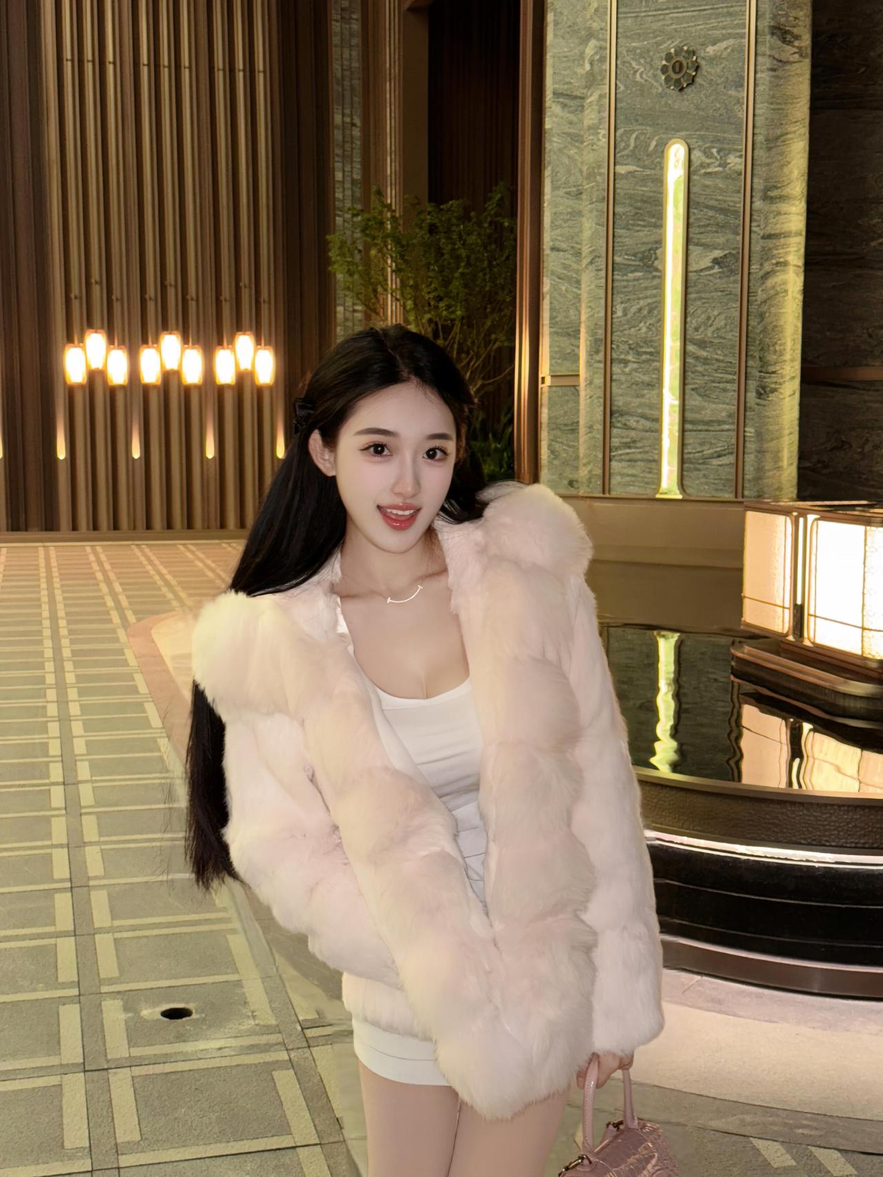 完美女人
三分清纯三分艳丽三分妩媚和一分可爱 
构成了我这个十分完美的女人。