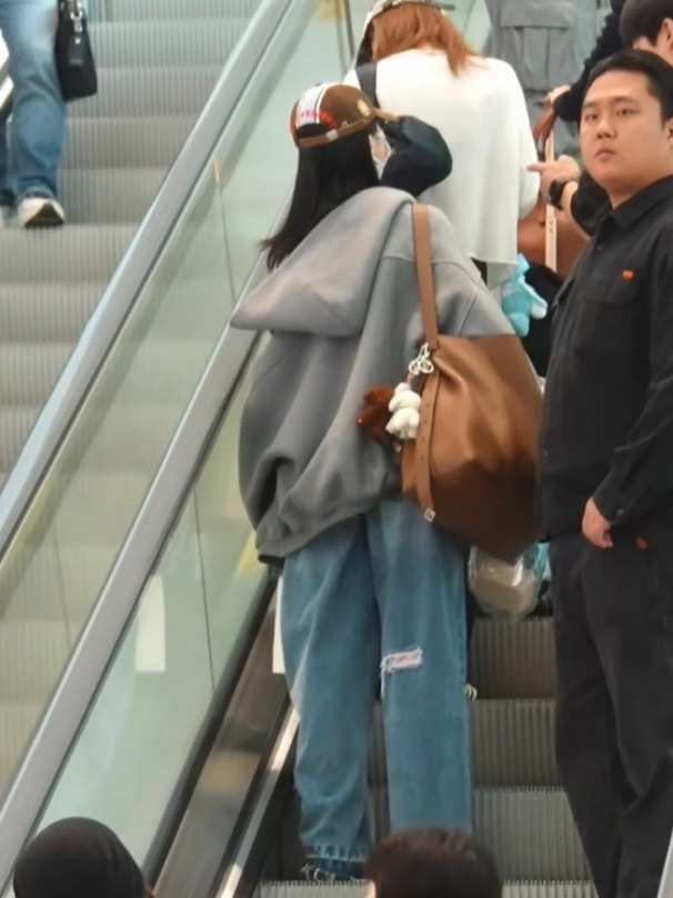 衣服裤子都大大的 