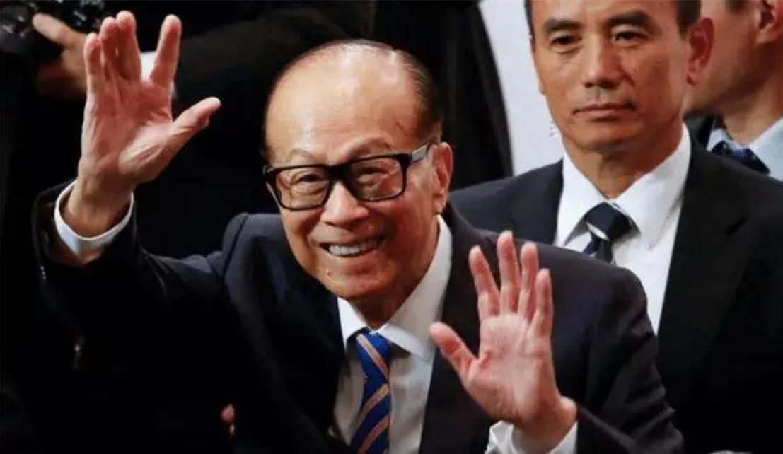 李嘉诚坐拥巨额财富，弟弟却一贫如洗，李嘉诚为什么不帮助自己穷困潦倒的亲弟弟？
 