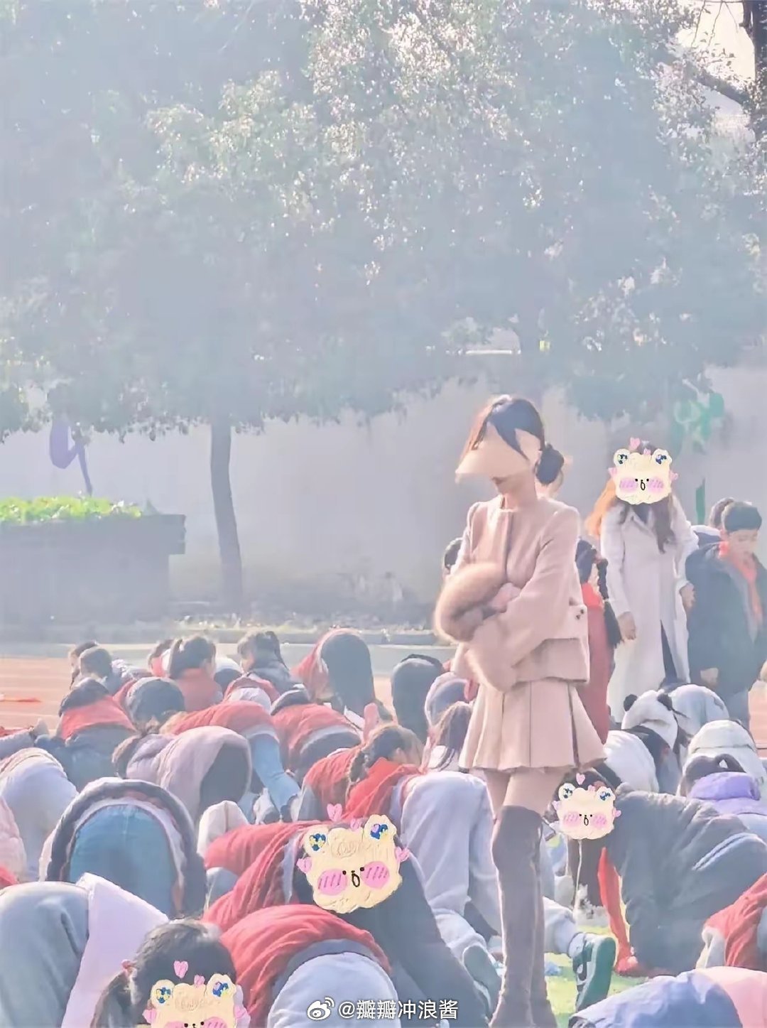 女老师可以穿裙子，但裙摆至少要在膝盖以下吧！ ​​​