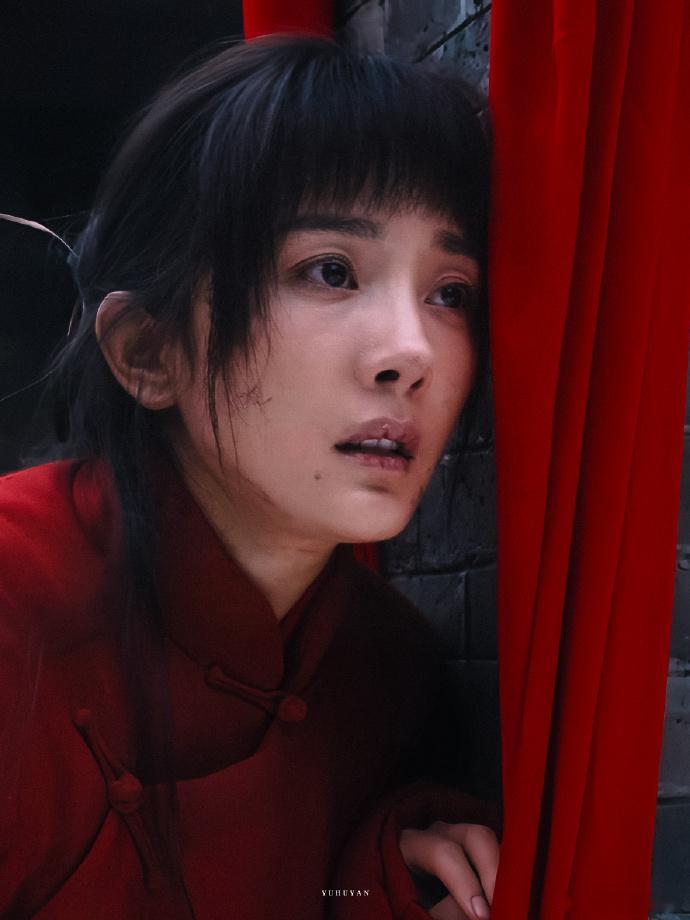 杨幂的眼神满满故事感 杨幂这次的角色太有代入感了，素颜出镜反而美得更高级，她的眼