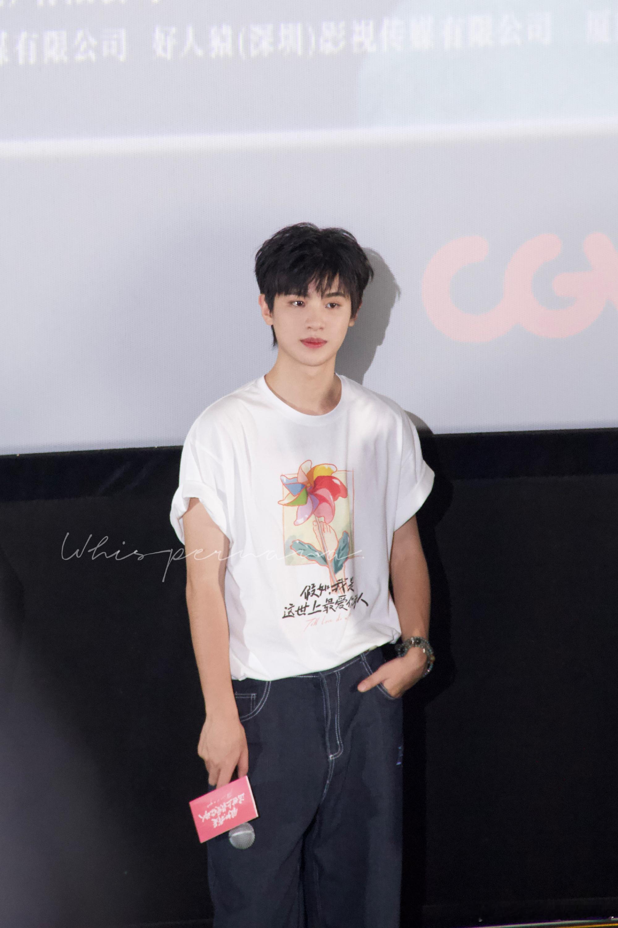 黄明昊今天看起来好乖o！白t顺毛眼睛亮晶晶的 笑起来可爱惨了！！！🥺🥺🥺 