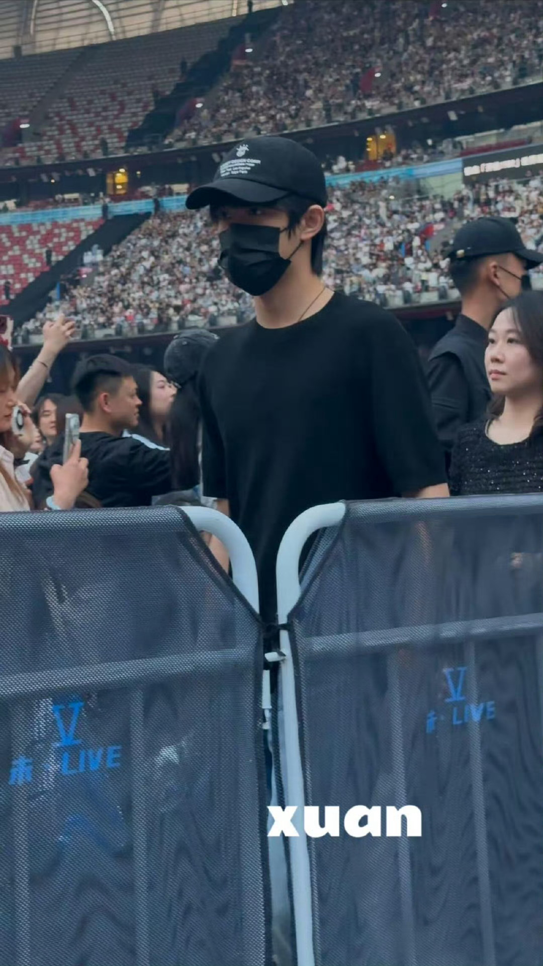 张杰演唱会偶遇张极 此时此刻的我变成了世界上最幸福的小女孩，张杰的演唱会的含金量