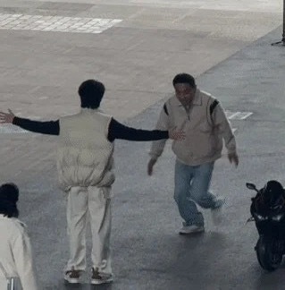 娱乐贺峻霖拍了重庆特产贺峻霖徐志胜拍了重庆特产 啊啊啊啊爱我的话！ 