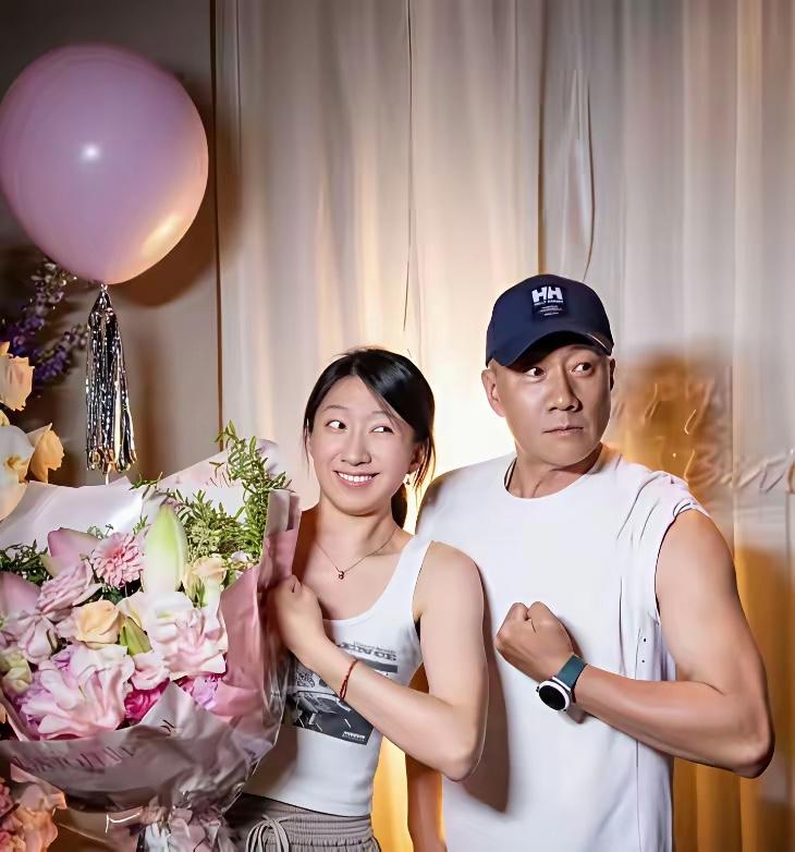 胡军的肌肉挺发达的，证明他也是经常健身的