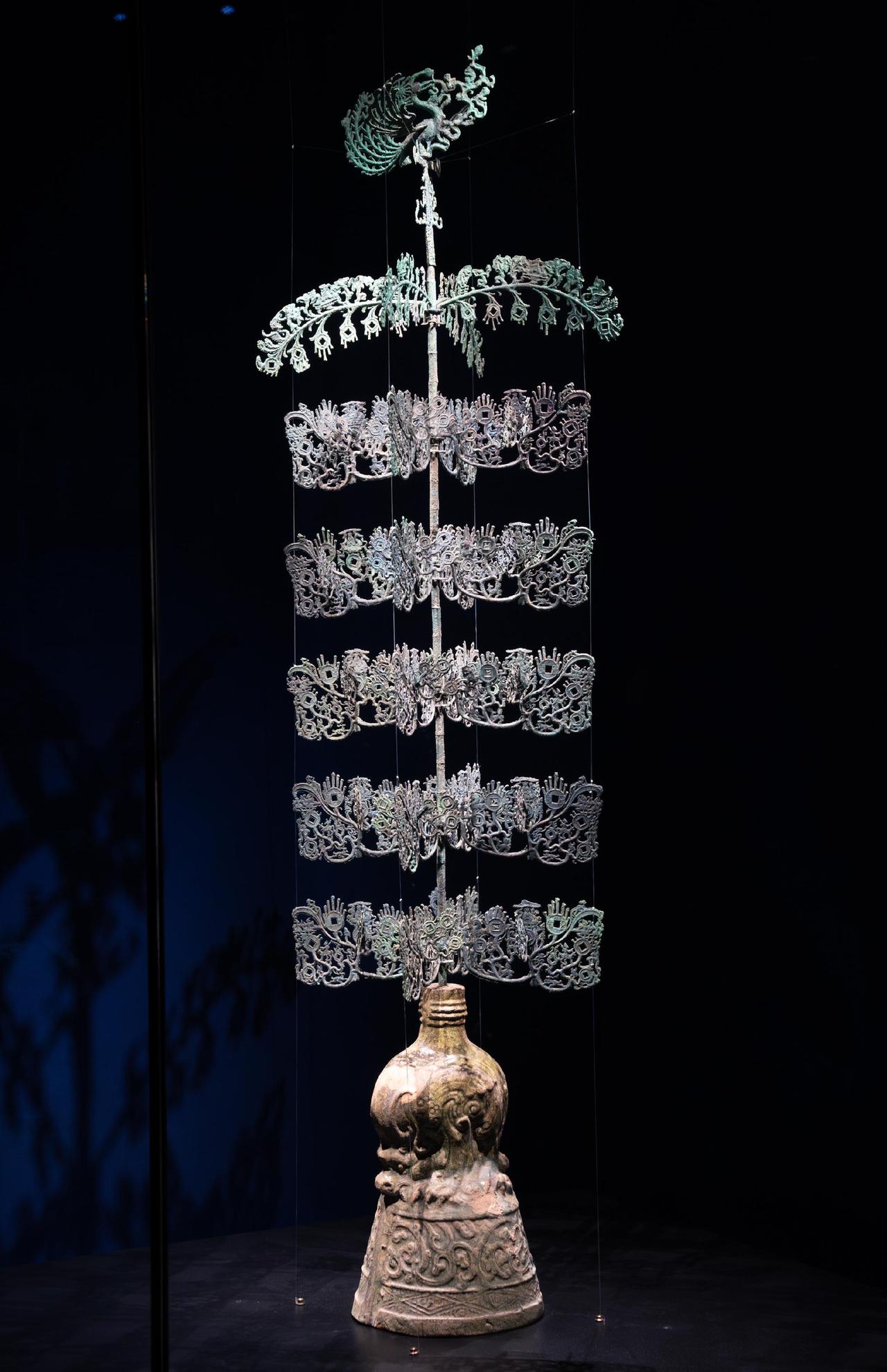 千年青铜香炉，宛如一位沉默的历史老者，静静诉说着古韵之美。
想象一下，在古代的祭