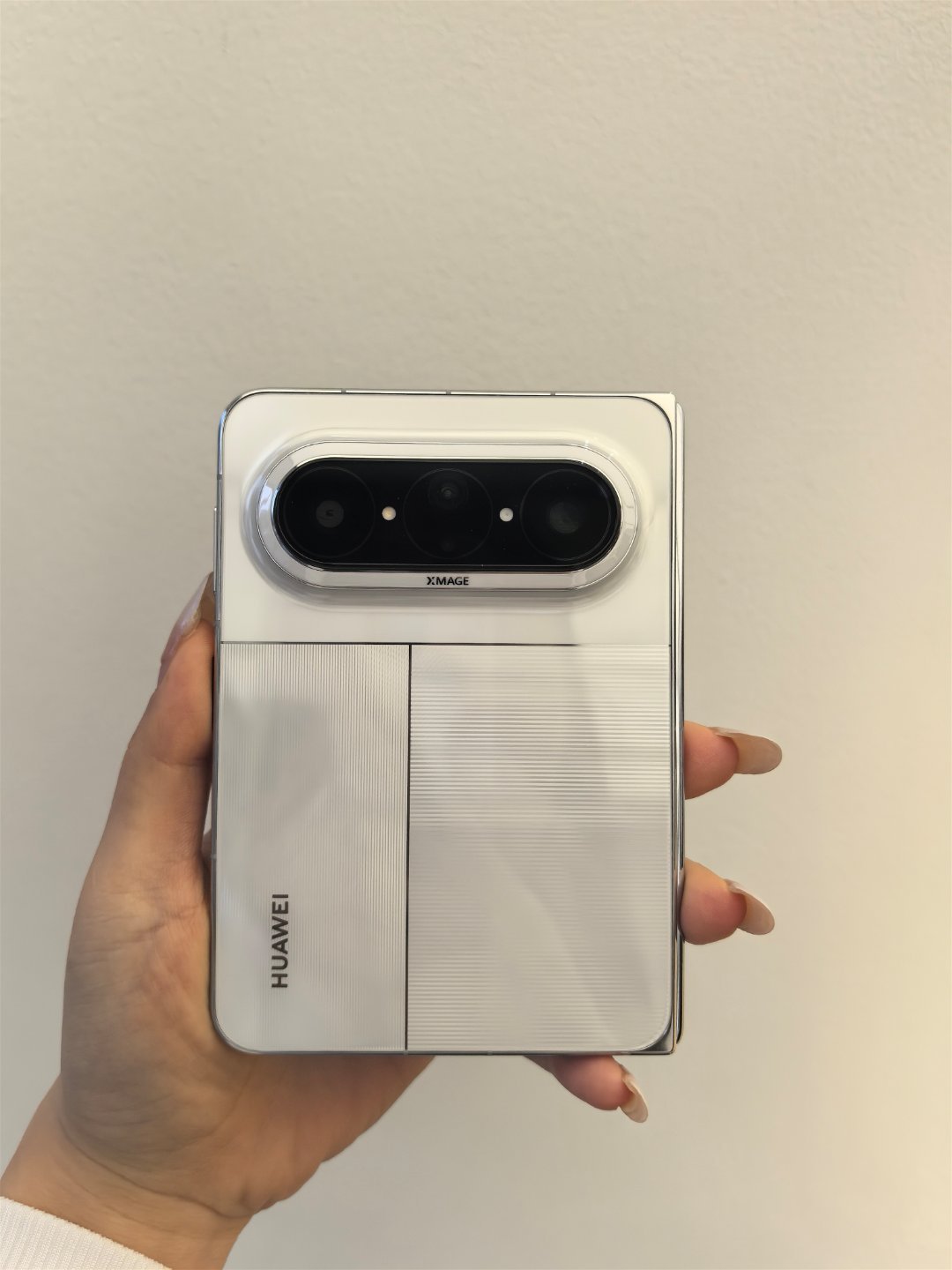 华为Pura X Max正式开售，线下门店太火爆了。新形态“大阔折”真的很受欢迎