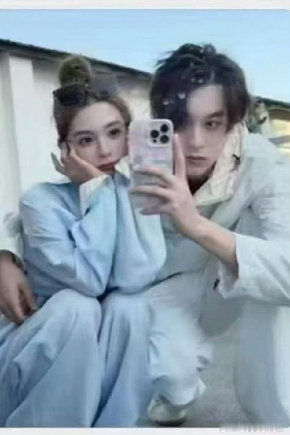 咋又给田雷打成ai了，四根手指是因为大拇指在按拍照键啊