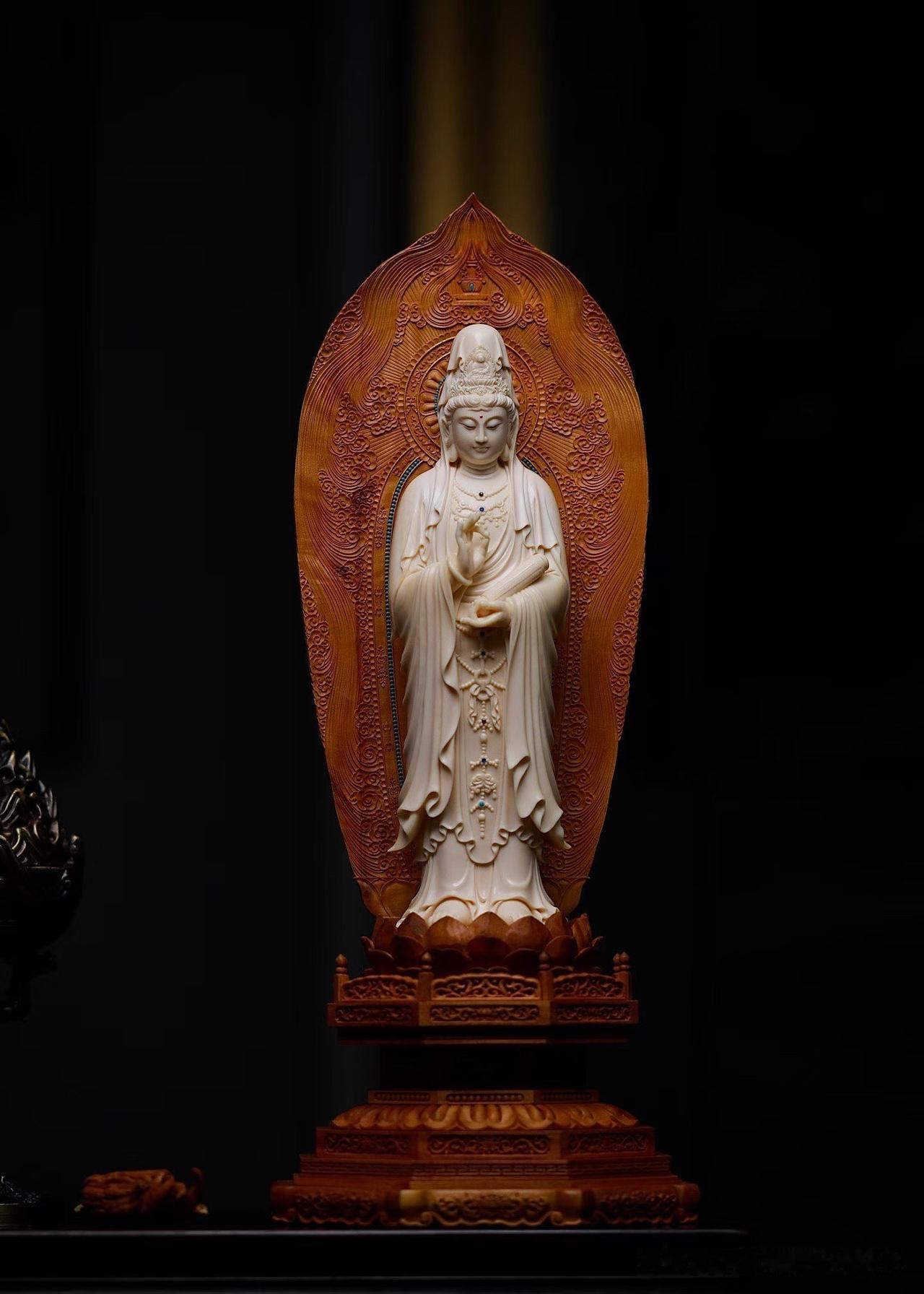 观音之美，不只在法相庄严，更在那一份安定人心的力量。

猛犸温润如玉，观音低眉含