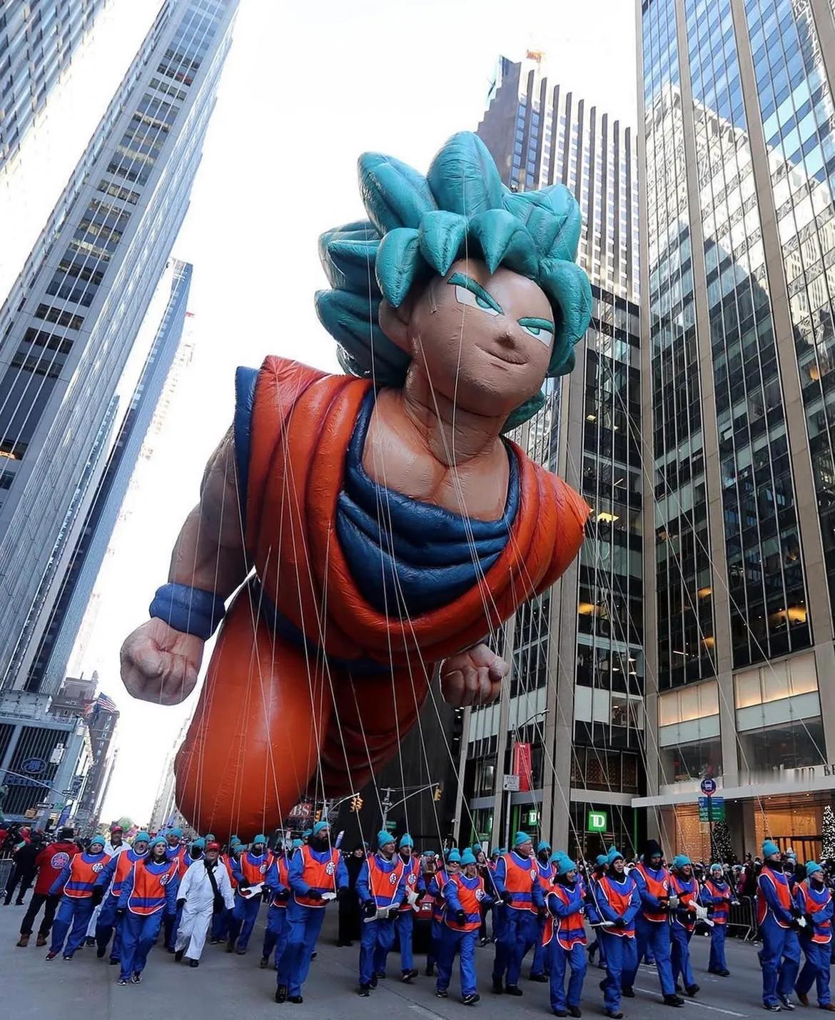 小时候看老友记知道了纽约感恩节大游行，即一年一度的梅西百货感恩节大游行。
在曼哈