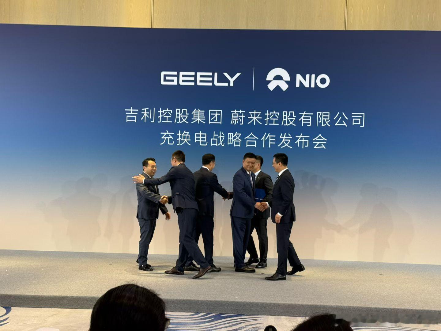 之前做换点，蔚来孤军奋战。现在和吉利合作，绝对算得上，锦上添花了！毕竟吉利枫叶也