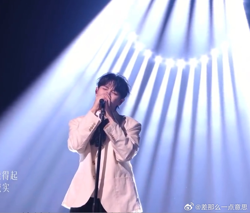 被尤长靖到此为止唱哭了冲刺赛直播尤长靖带来催泪演唱《到此为止》，戴着帽子沉浸在歌