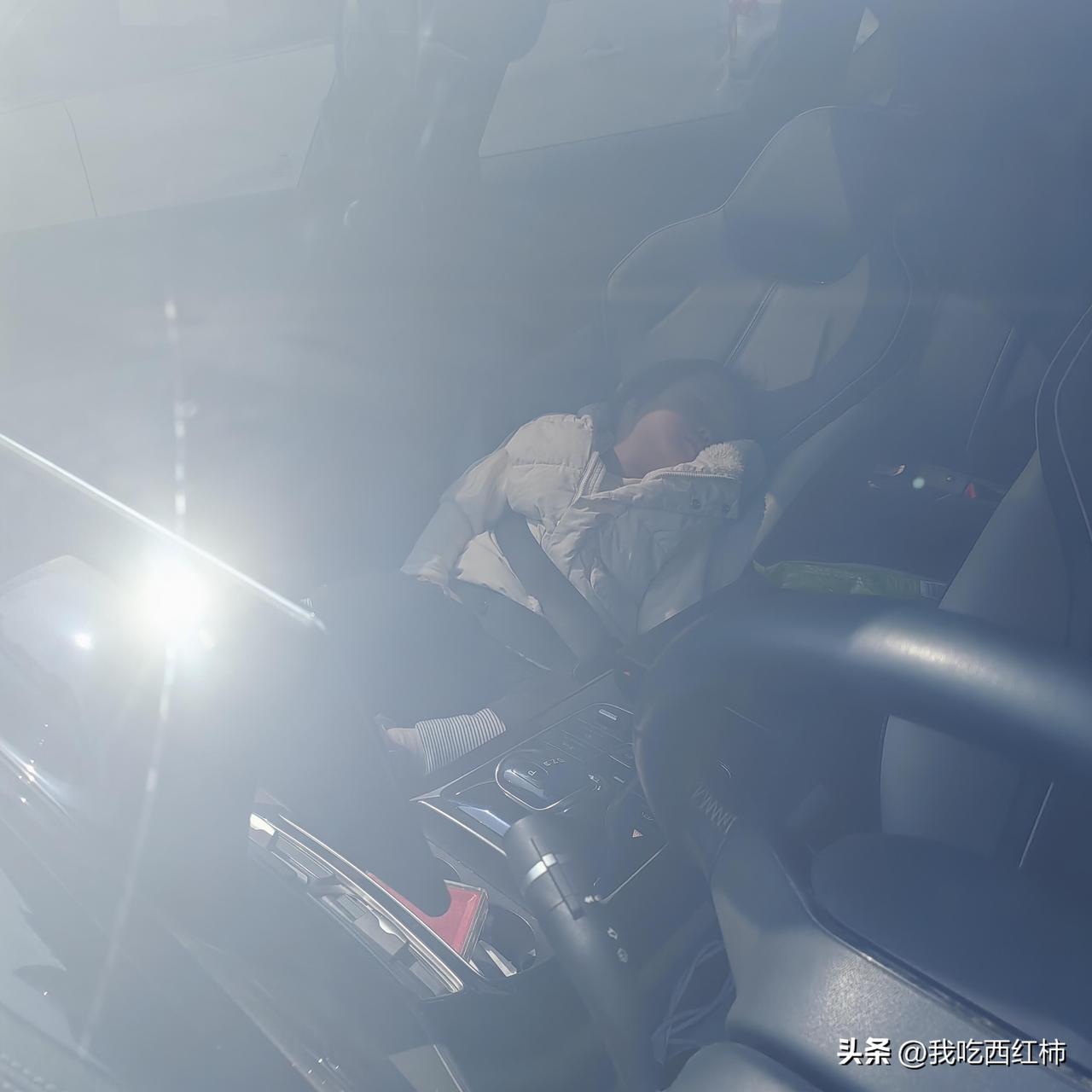 体验了一次，把孩子锁车里
今天开车带孩子出来，到了商场🏬她在车上睡着了😴，人