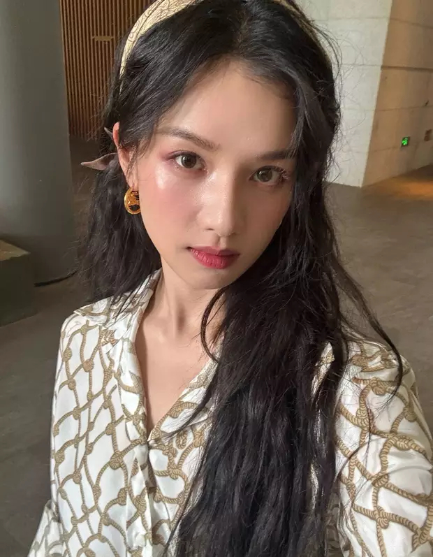 张婧仪戴着黄色发箍，回眸一笑，温柔大方。 ​​​