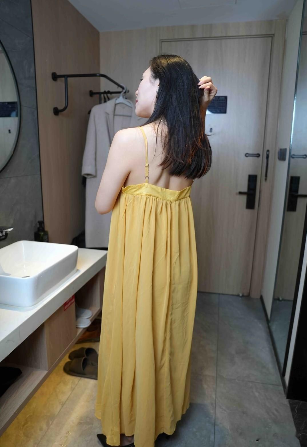 我总结了一点，女人在酒店的模样才是她最美的时候。
婀娜多姿、花枝招展、楚楚动人，