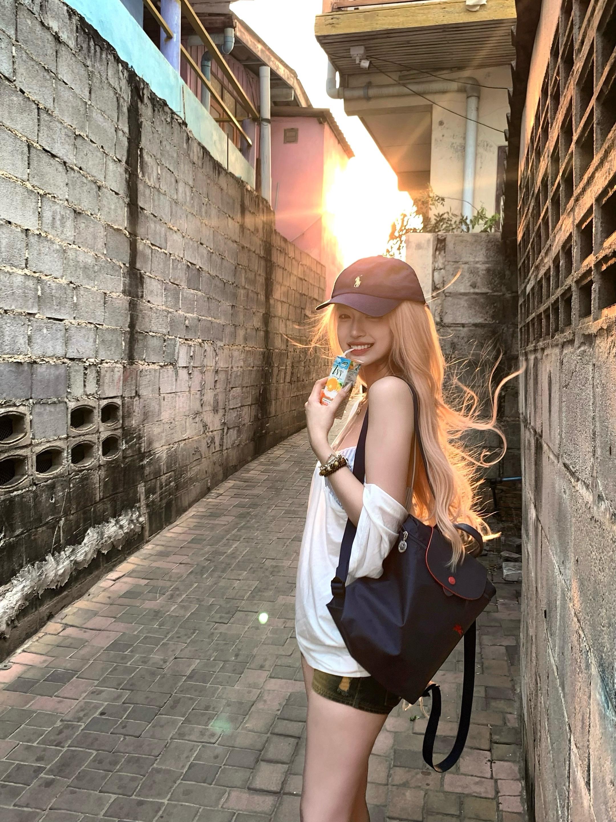 怎么这个六月吹来一阵清风。