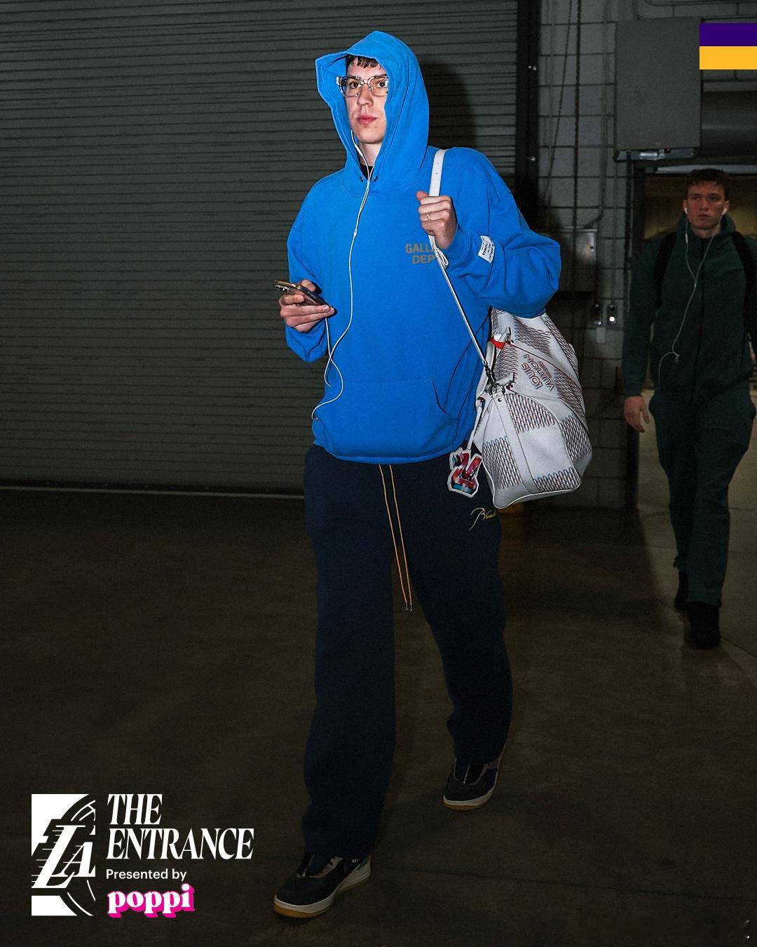 拉拉维亚领衔[加油]球员入场！ ​​​