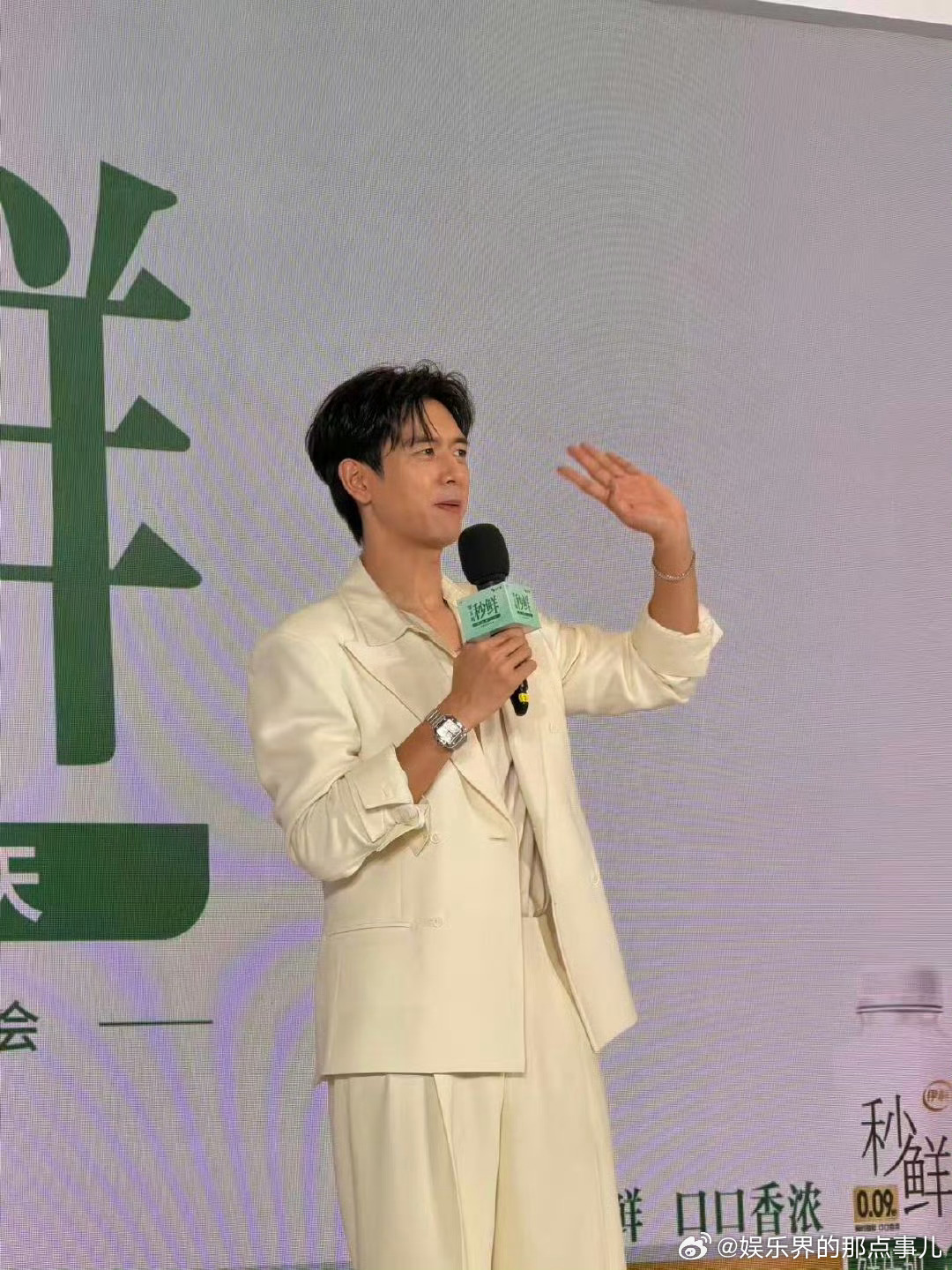 李现回湖北粉丝凌晨排队 笑不活了，听说有粉丝为了见李现，凌晨5点就到商场蹲守，这