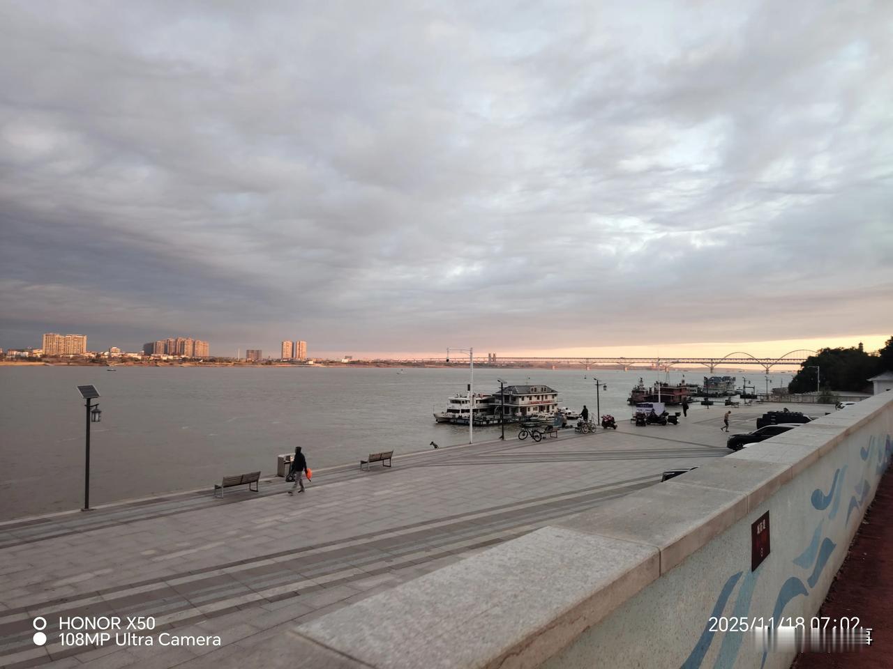 晒图笔记大赛长江岸边晨练赏日出美景分享快乐