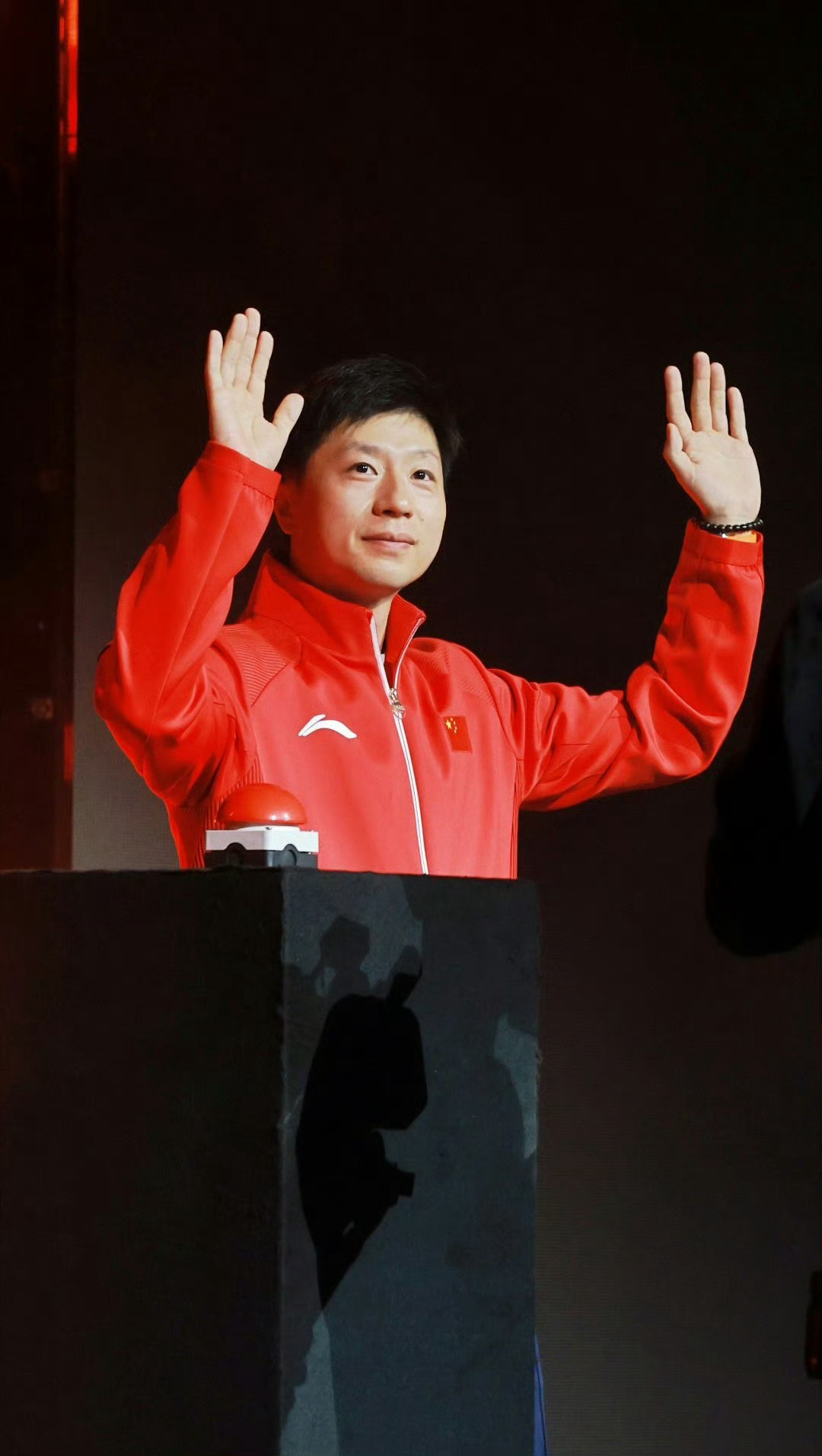 马龙为伦敦世乒赛男团半决赛开场 中体 