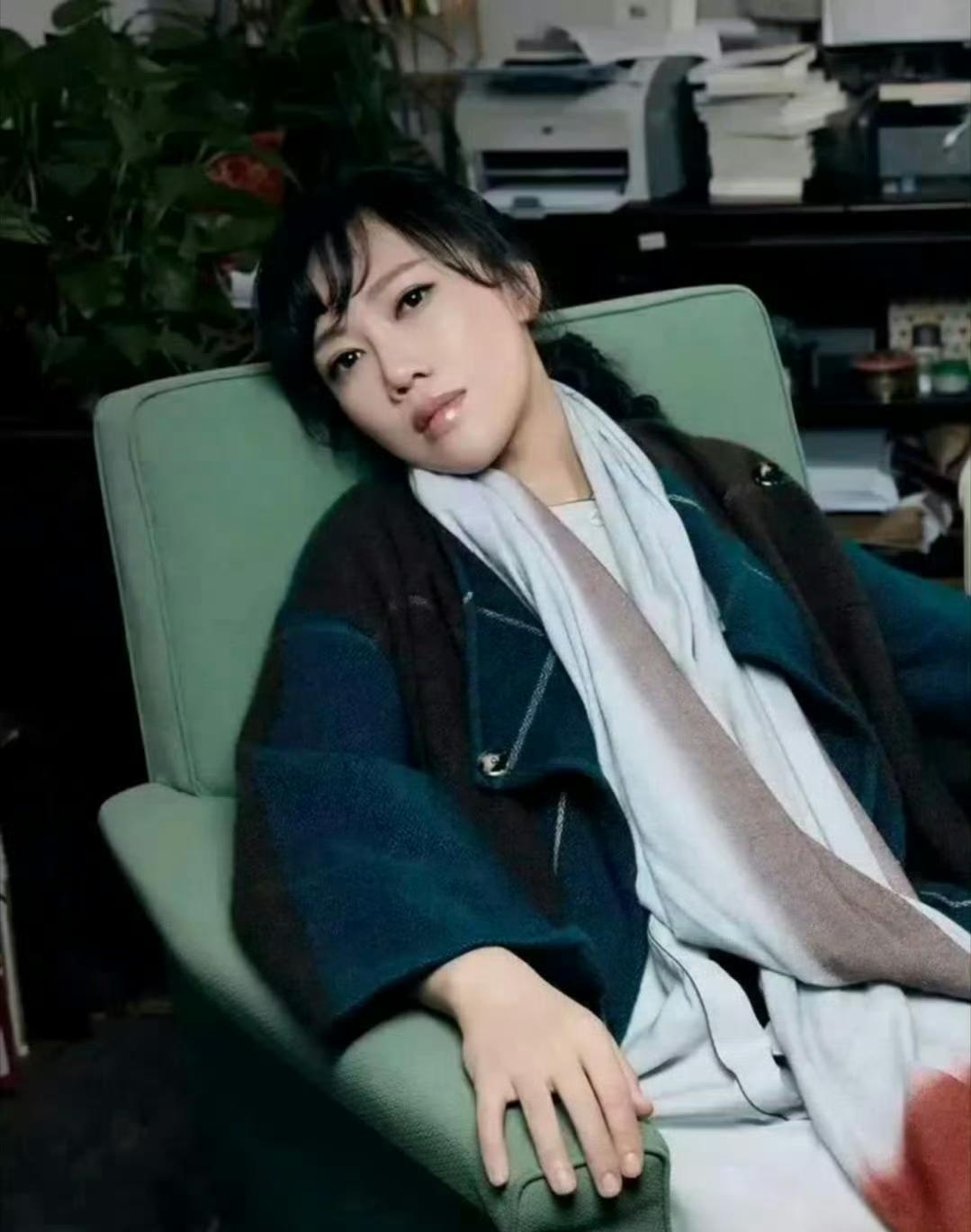 知名作家张悦然强烈反对高铁，她认为：高铁太快，破坏回家仪式感！
网友强烈反驳：你