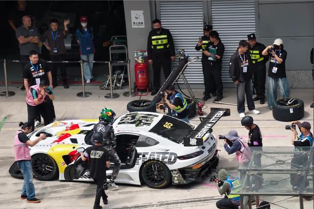 这届CTCC上海站，真不是光看赛车轰鸣，青少年是真能上手“拧螺丝”的。我跟着去见